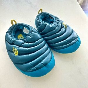 NORTH FACE Blue Thermoball Puffer Slipper Shoes | size S women’s (size 8-9.5)